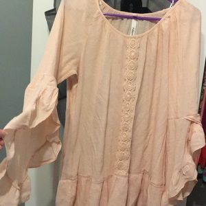 Super cute peachy blouse